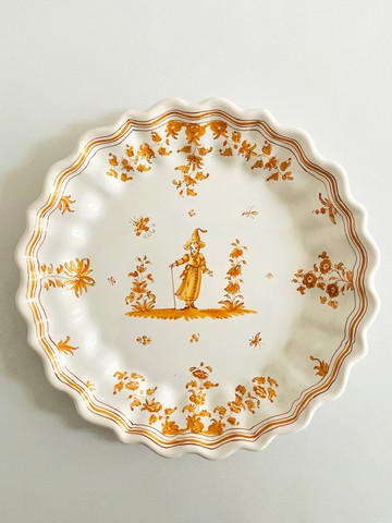 plat faïence de Moustiers décor grotesque