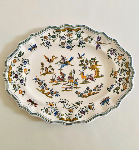 Plat ovale décor grotesque faïence de Moustiers XVIIIè siècle.